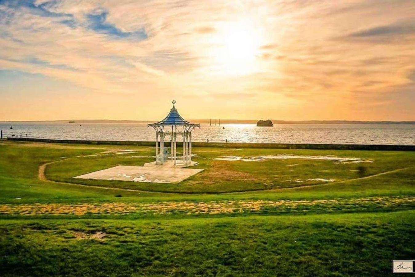 Air Maison - Stunning Beach Front Apartment Portsmouth Buitenkant foto