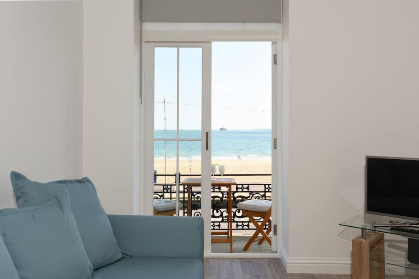 Air Maison - Stunning Beach Front Apartment Portsmouth Buitenkant foto