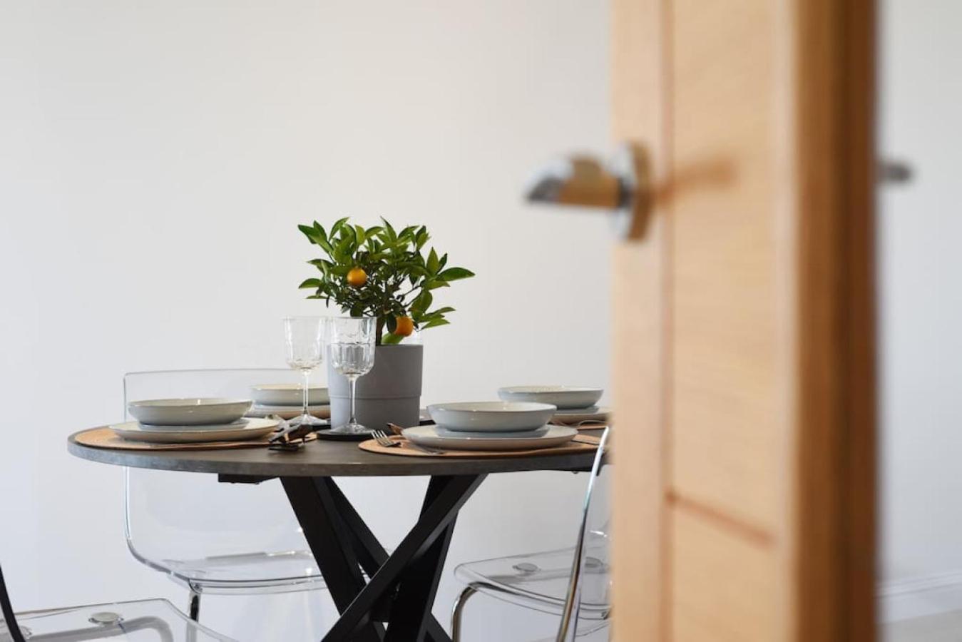 Air Maison - Stunning Beach Front Apartment Portsmouth Buitenkant foto
