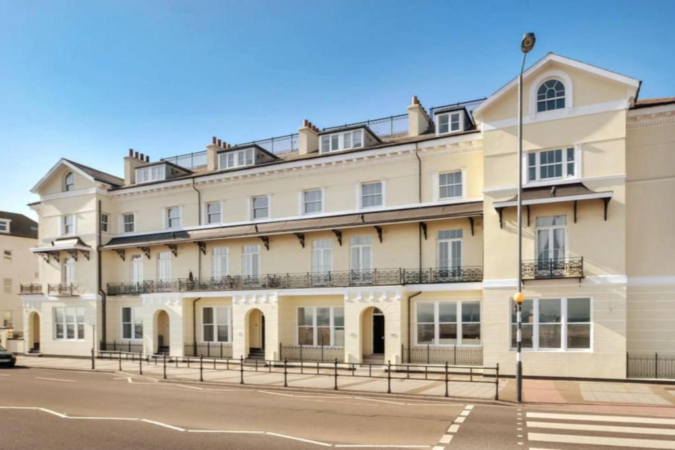 Air Maison - Stunning Beach Front Apartment Portsmouth Buitenkant foto